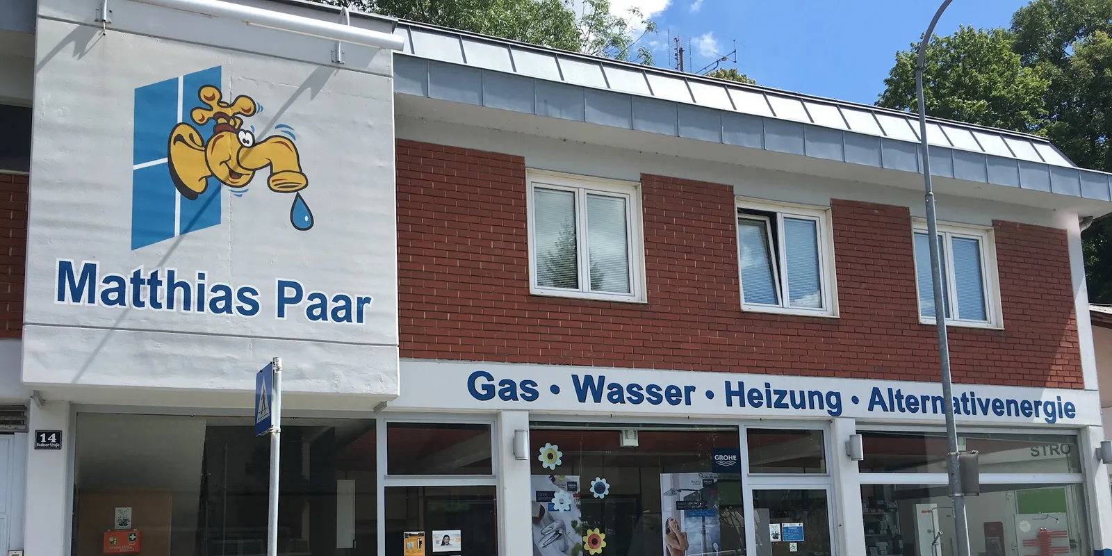 Geschäft an der Raabser Straße mit dem Firmenzeichen, dem Schriftzug Matthias Paar und der Zeile Gas, Wasser, Heizung, Alternativenergie über dem Schaufenster