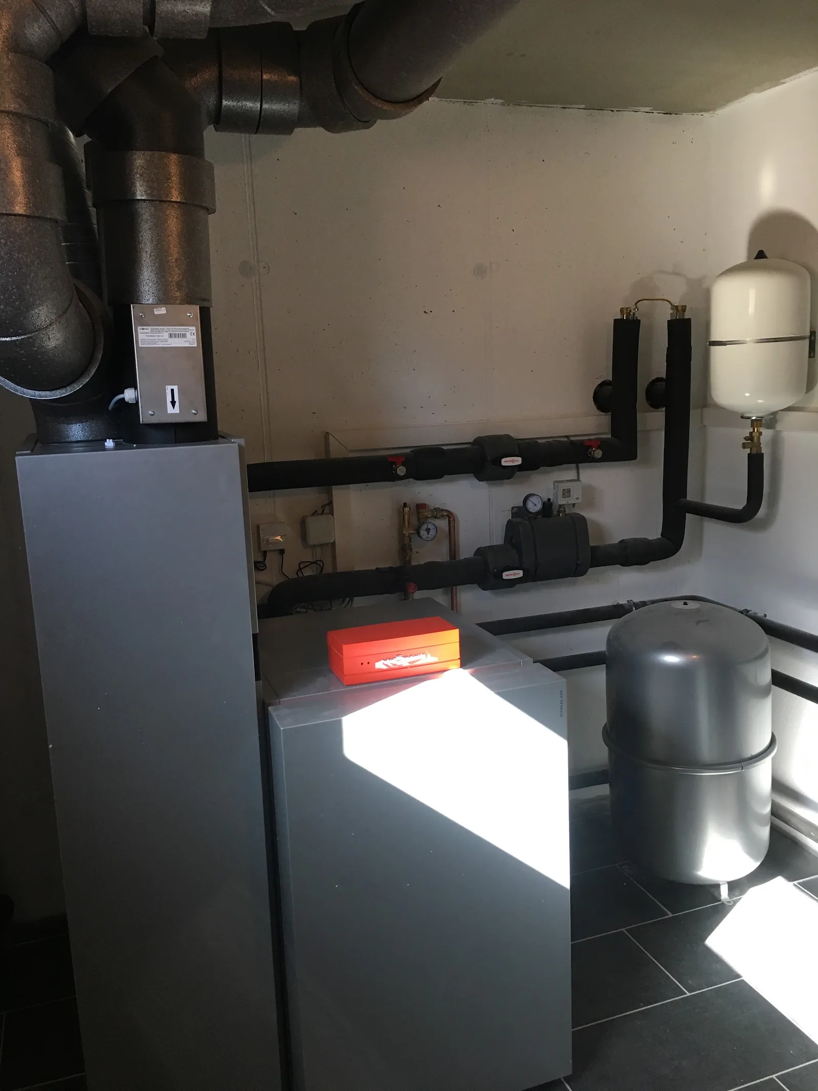 Heizraum mit Gaskessel, Abgasführung an der Decke und zwei Ausdehnungsgefäßen